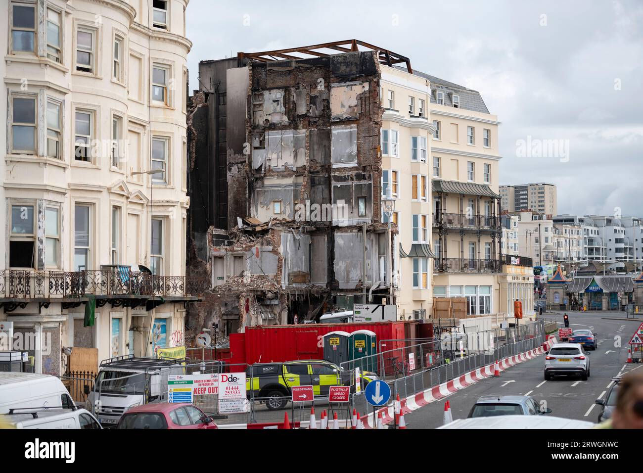 Les travaux de démolition se poursuivent sur les vestiges de l'hôtel Royal Albion, qui a été incendié sur le front de mer de Brighton, après qu'il ait été détruit par un incendie en juillet 2023 Banque D'Images