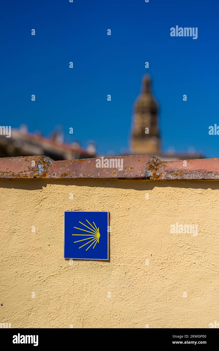 Puente la Reina, Espagne. 8 août 2023. Panneau célèbre sur un mur montrant la direction de Saint-Jacques-de-Compostelle Banque D'Images