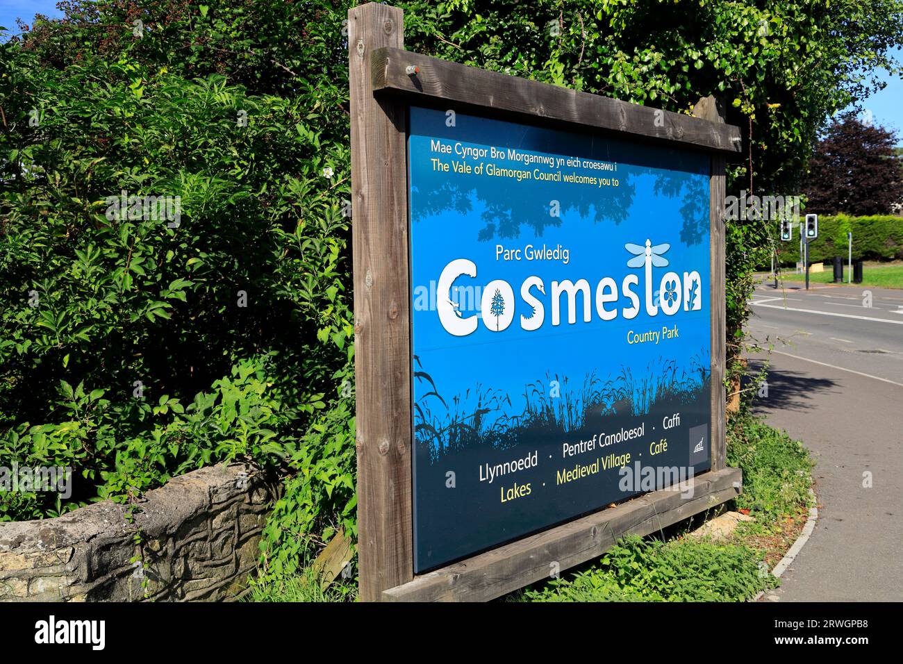 Inscrivez-vous en anglais et en gallois à l'entrée du Cosmeston Country Park, Penarth, Vale of Glamorgan, Galles du Sud. Banque D'Images