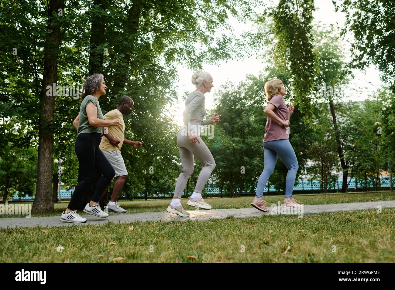 Groupe de personnes âgées courant ensemble à l'extérieur dans le parc Banque D'Images