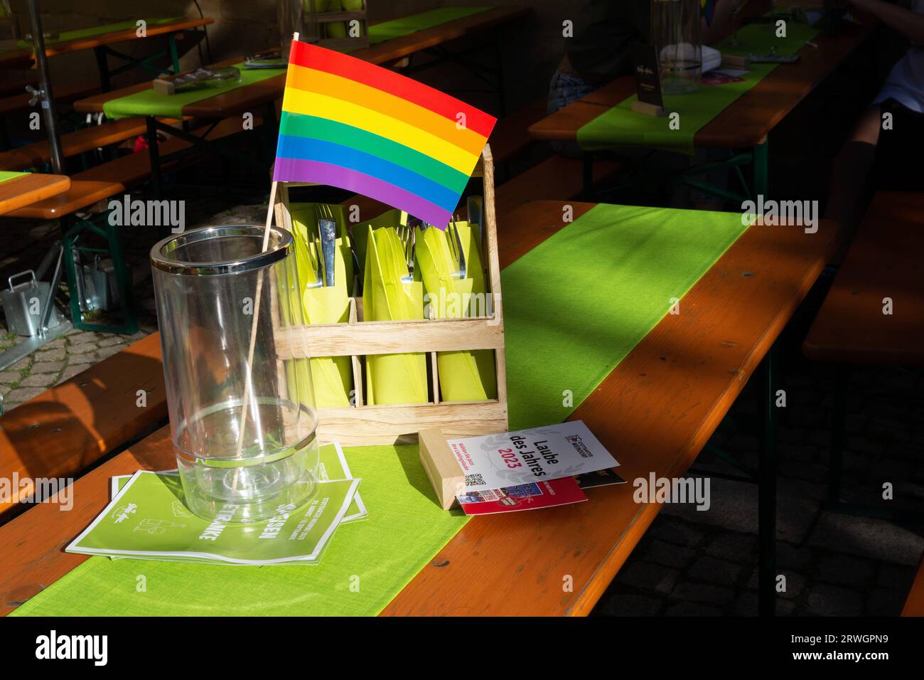 Table LGBTQ+ friendly au Stuttgarter Weindorf 2023 montrant que les invités de la communauté LGBTQ+ sont les bienvenus Banque D'Images