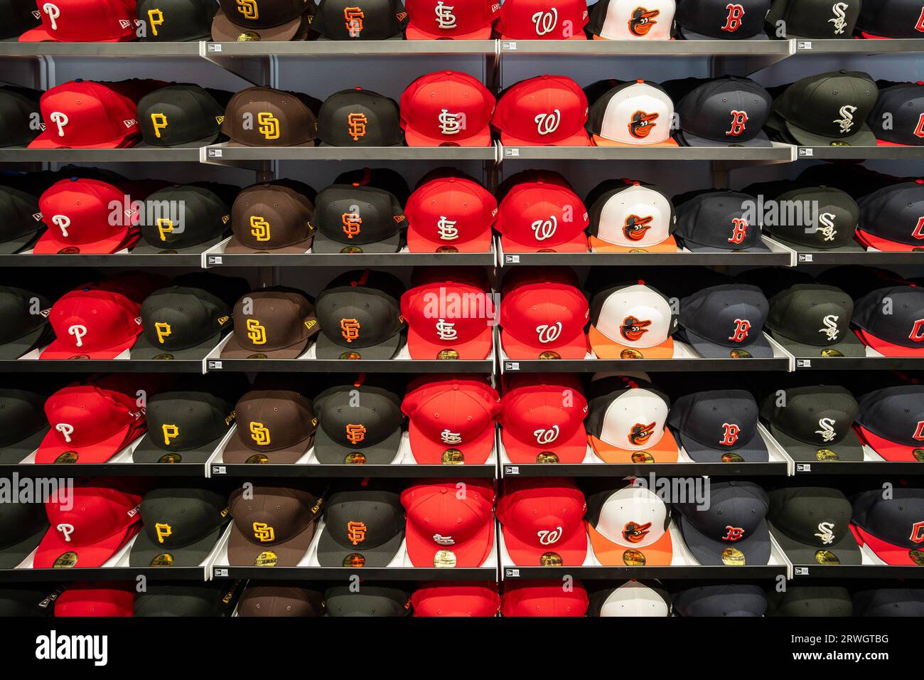 New York, États-Unis - 23 juillet 2023 : Une variété de couleurs et de dessins de casquettes d'équipe de baseball à vendre. Banque D'Images