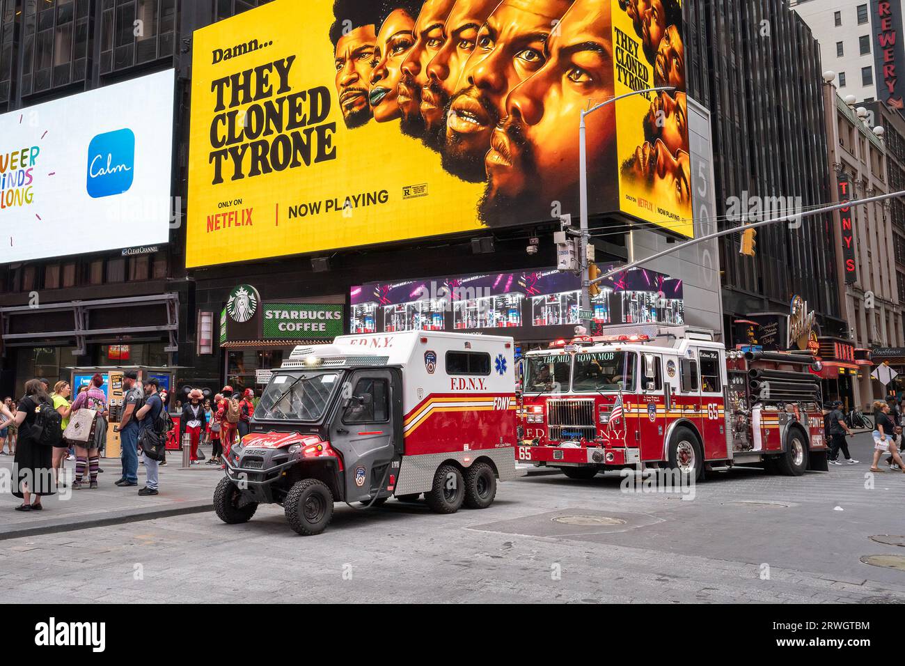 New York, États-Unis - 24 juillet 2023 : deux camions de pompiers de New York dans le quartier bondé de Times Square, Manhattan. Banque D'Images