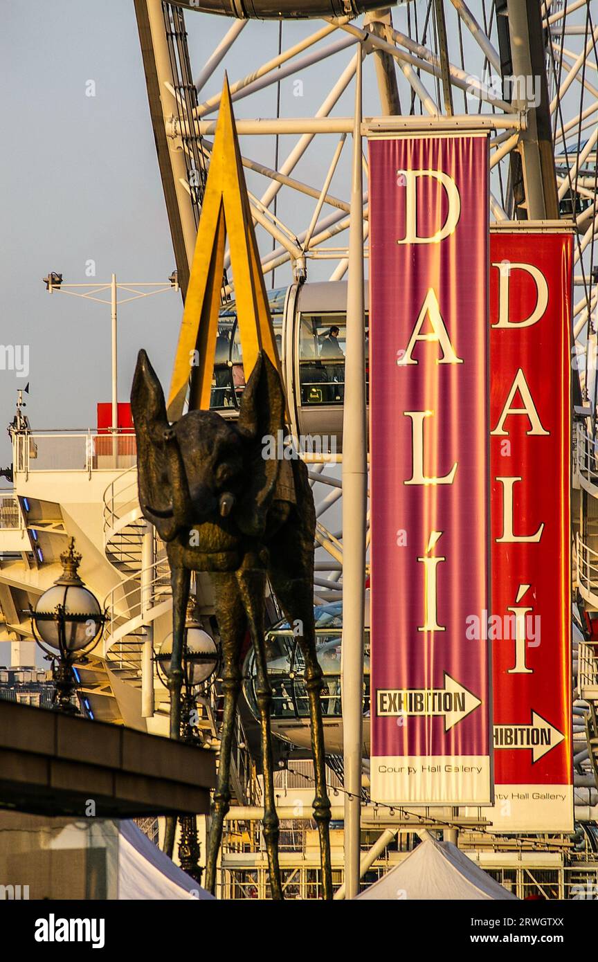 Exposition Salvador Dali­ située dans l'ancienne résidence du Greater London Council, près du London Eye. La sculpture des éléphants Banque D'Images