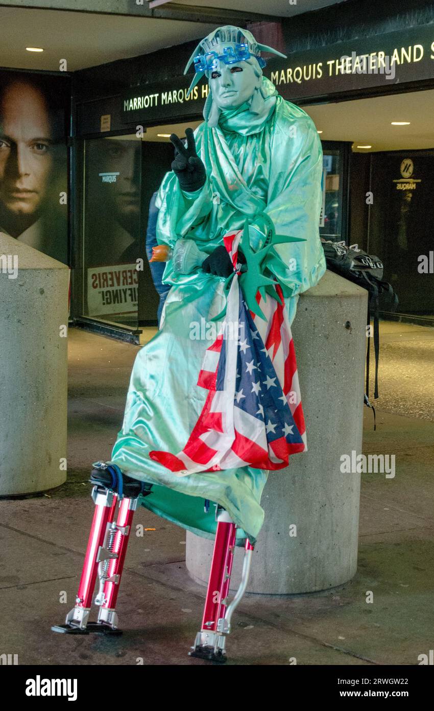 La Statue de la liberté prend une pause du travail et repose devant le Marriott Marquis à Times Square. Banque D'Images