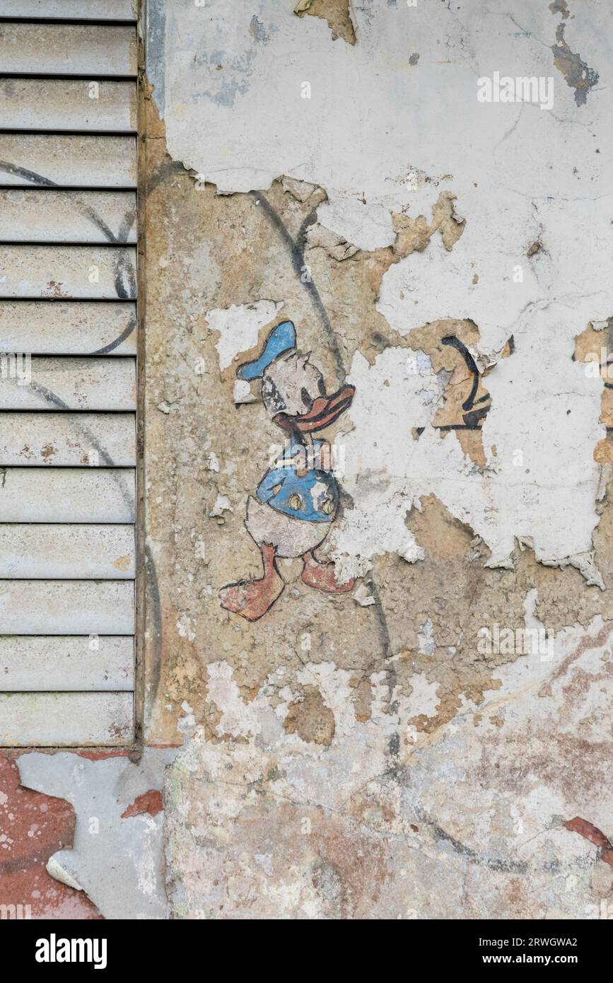Bâtiment abandonné à Porto Rico avec Donald Duck, personnage de dessin animé de Walt Disney Banque D'Images