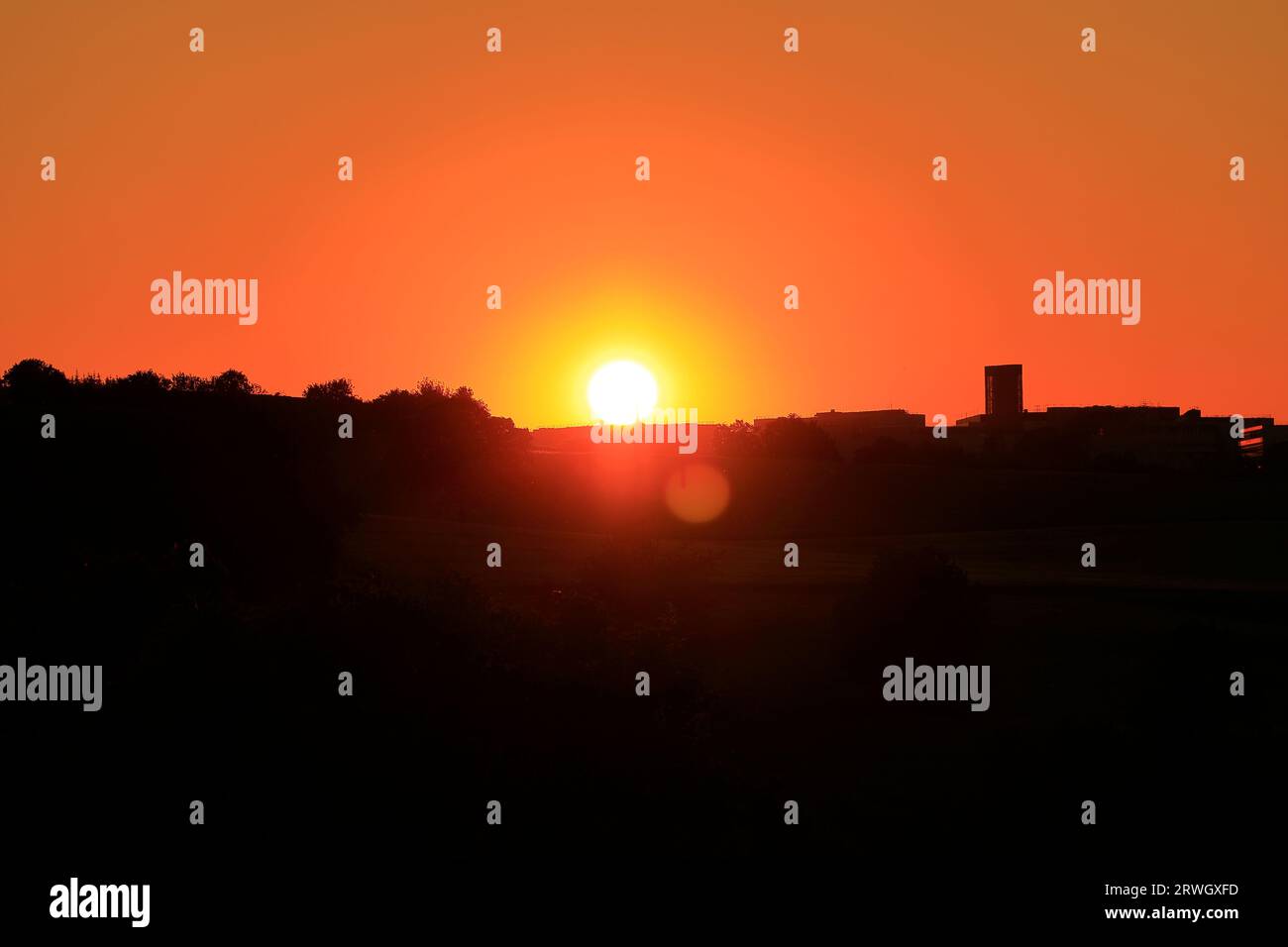 Coucher de soleil avec un contraste sévère de la lumière à l'obscurité Banque D'Images