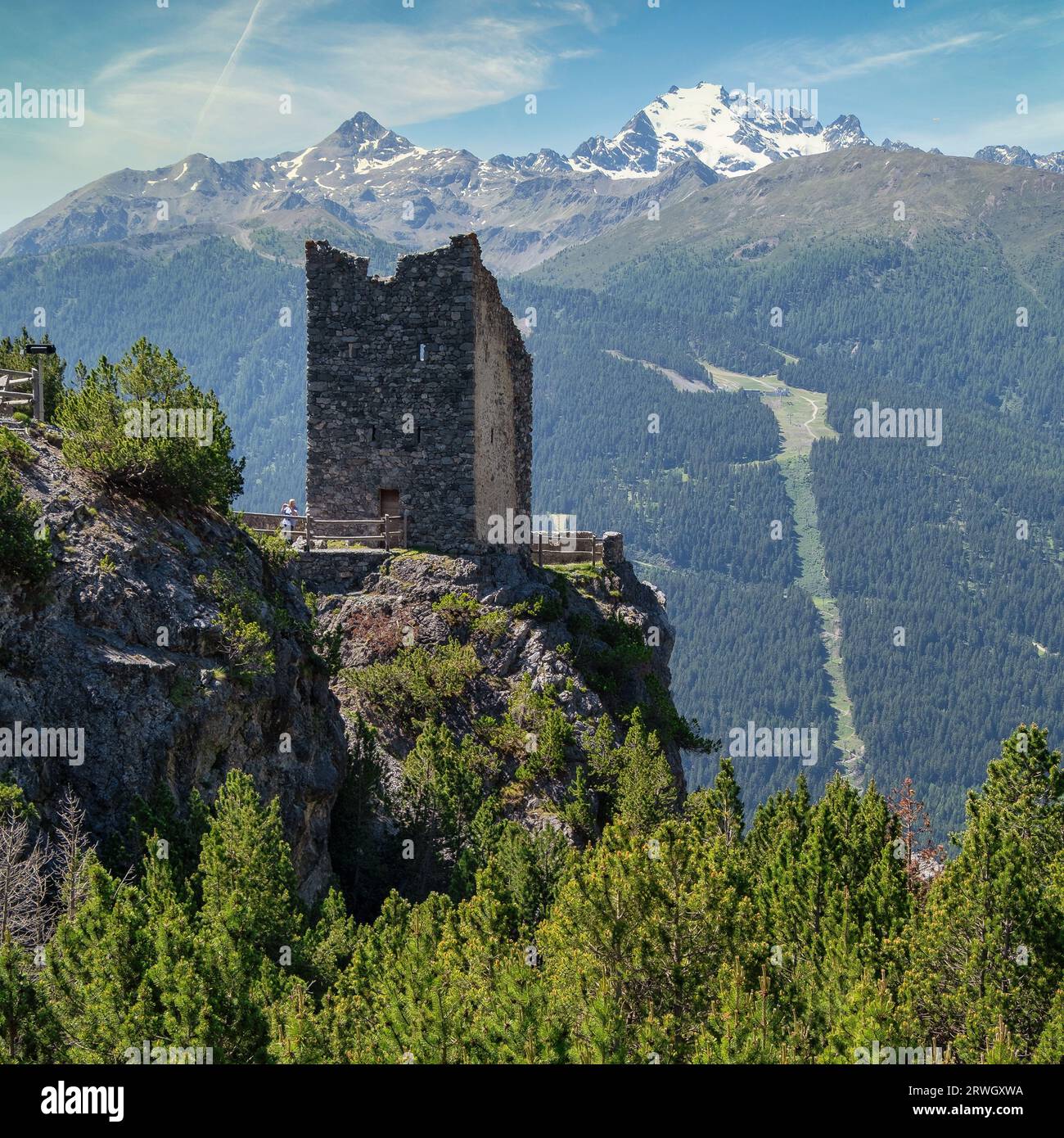 Fraele tours près des barrages Cancano, bassins d'eau artificiels et vallée à environ 1900 mètres d'altitude dans le parc national du Stelvio, Valtellina Banque D'Images