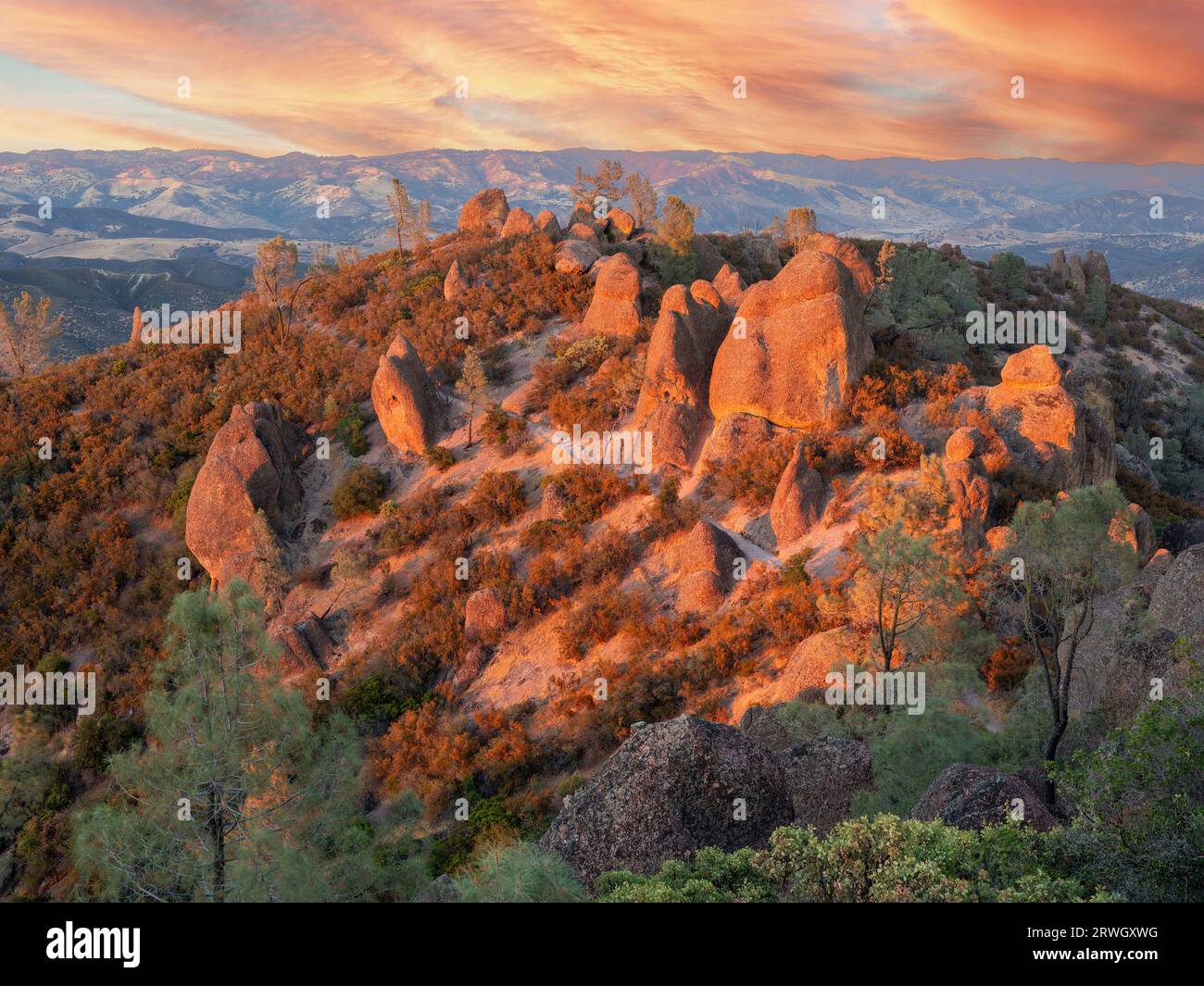 Coucher de soleil sur High Peaks au parc national de Pinnacles, comté de San Benito, Californie, États-Unis. Banque D'Images