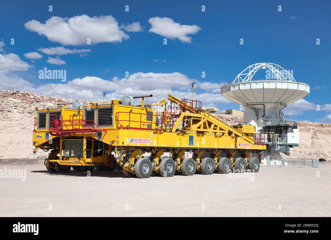 SAN PEDRO DE ATACAMA, CHILI - CA. Octobre 2022 : un transporteur géant et une des antennes ALMA. Banque D'Images