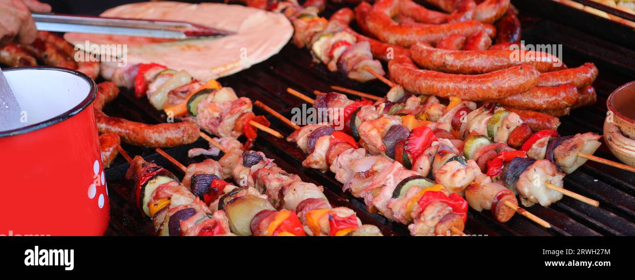 Brochettes de viande avec des légumes et des oignons cuits sur la plaque chauffante pour la vente sur le marché de la nourriture de rue Banque D'Images