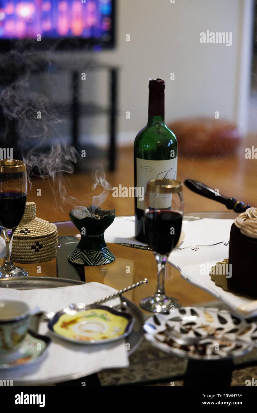 décor de cérémonie du café avec vin de gâteau et encens Banque D'Images