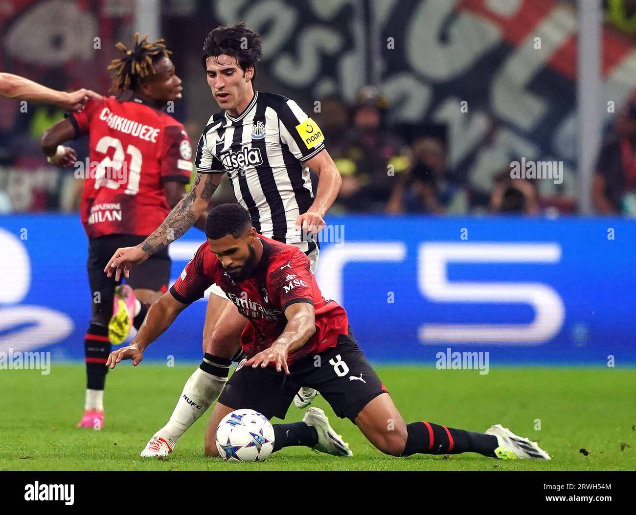 Sandro Tonali de Newcastle United défie Ruben Loftus-Cheek de l'AC Milan lors du match du groupe F de l'UEFA Champions League à San Siro, Milan. Date de la photo : mardi 19 septembre 2023. Banque D'Images