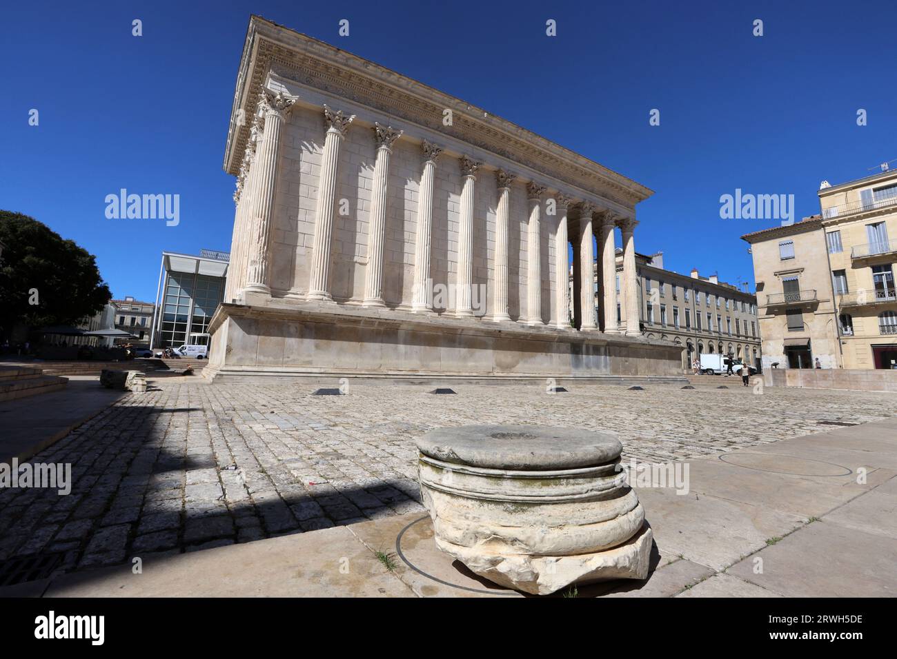 La Maison carrée de Nîmes a été inscrite au patrimoine mondial de l'UNESCO. Construit au début du 1e siècle après JC, est l'une des expressions les plus anciennes et les mieux conservées d'un temple romain dédié au culte impérial. A Nîmes, dans le sud de la France, le 19 septembre 2023. Photo de Patrick aventurier/ABACAPRESS.COM Banque D'Images