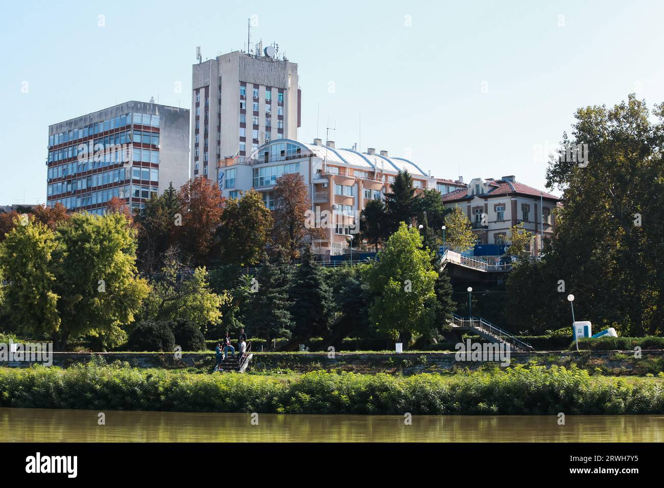 Ruse, Bulgarie - 29 septembre 2014 : Côte du Danube avec des maisons de vie un jour d'été, les gens ordinaires marchent dans la rue Banque D'Images