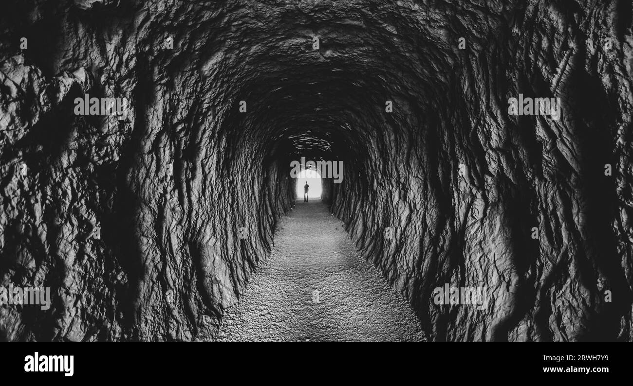 lumière au bout du tunnel avec silouhette Banque D'Images lumière au bout du tunnel avec silouhette Banque D'Images