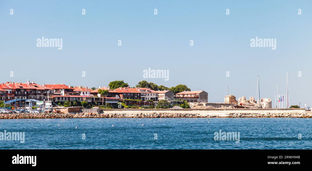 Nessebar, Bulgarie - 21 juillet 2014 : vue sur la station balnéaire avec ruines de forteresse et vieilles maisons sur la côte de la mer Noire Banque D'Images