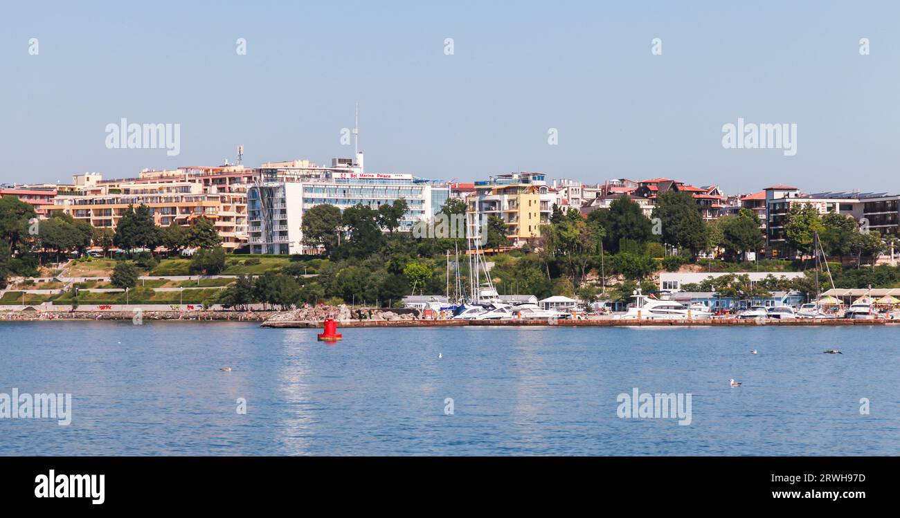 Nessebar, Bulgarie - 21 juillet 2014 : paysage côtier de ville de villégiature avec marina et hôtels sur la côte de la mer Noire Banque D'Images