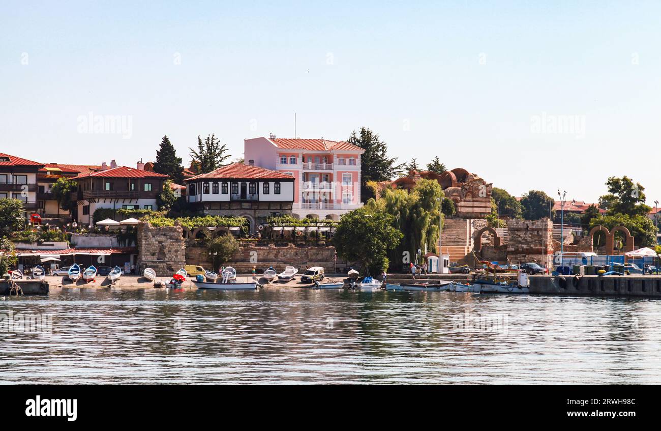 Nessebar, Bulgarie - 21 juillet 2014 : paysage côtier de la ville de villégiature avec petits bateaux de pêche et vieilles maisons sur la côte de la mer Banque D'Images