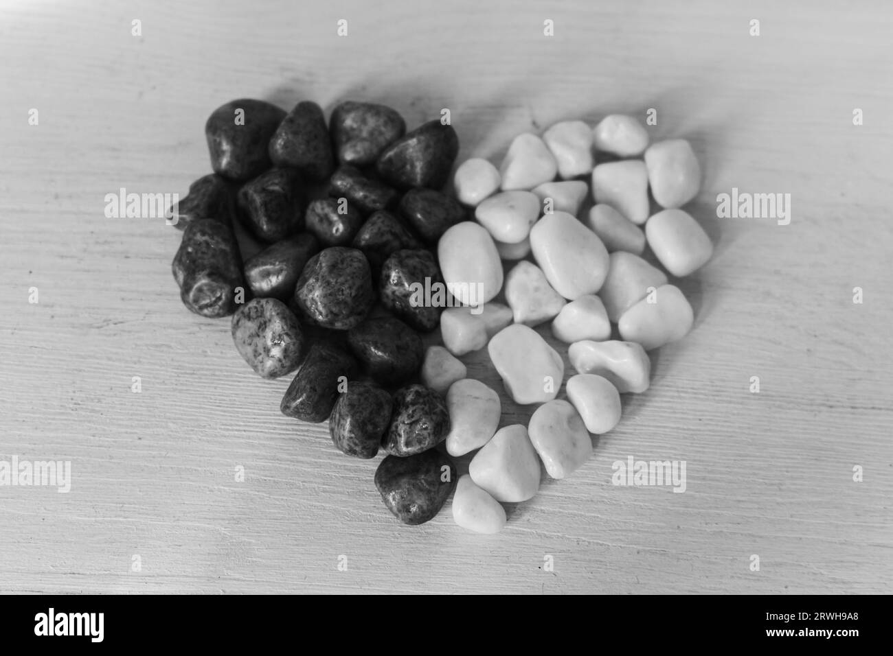 Coeur noir et blanc sur fond blanc avec espace de copie. Coeur de