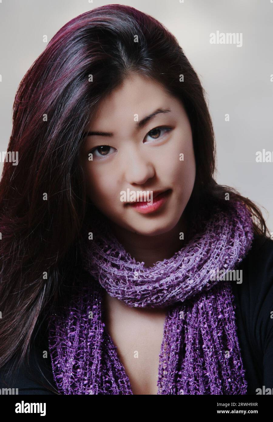 Portrait d'une jeune femme dans une écharpe violette Banque D'Images