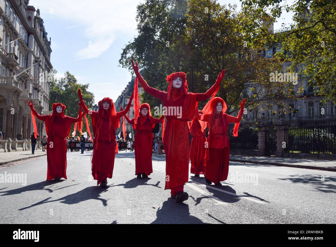 Londres, Royaume-Uni. 16 septembre 2023. Les rebelles rouges défilent à Victoria alors que les activistes de extinction Rebellion organisent une manifestation contre les nouveaux combustibles fossiles. Banque D'Images