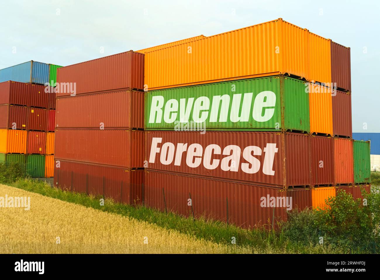 Concept commercial. Sur les conteneurs colorés pour le transport de marchandises, l'inscription - prévision des revenus Banque D'Images