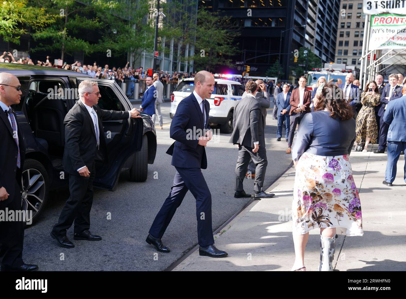Le prince de Galles visite la caserne des pompiers de Ten House du New York Fire Department (FDNY), qui abrite Engine Company 10 et Ladder Company 10, pour mettre en lumière le travail des premiers intervenants de la ville et entendre parler de leurs expériences de travail dans la ville, lors de sa visite de deux jours à New York. Date de la photo : mardi 19 septembre 2023. Banque D'Images