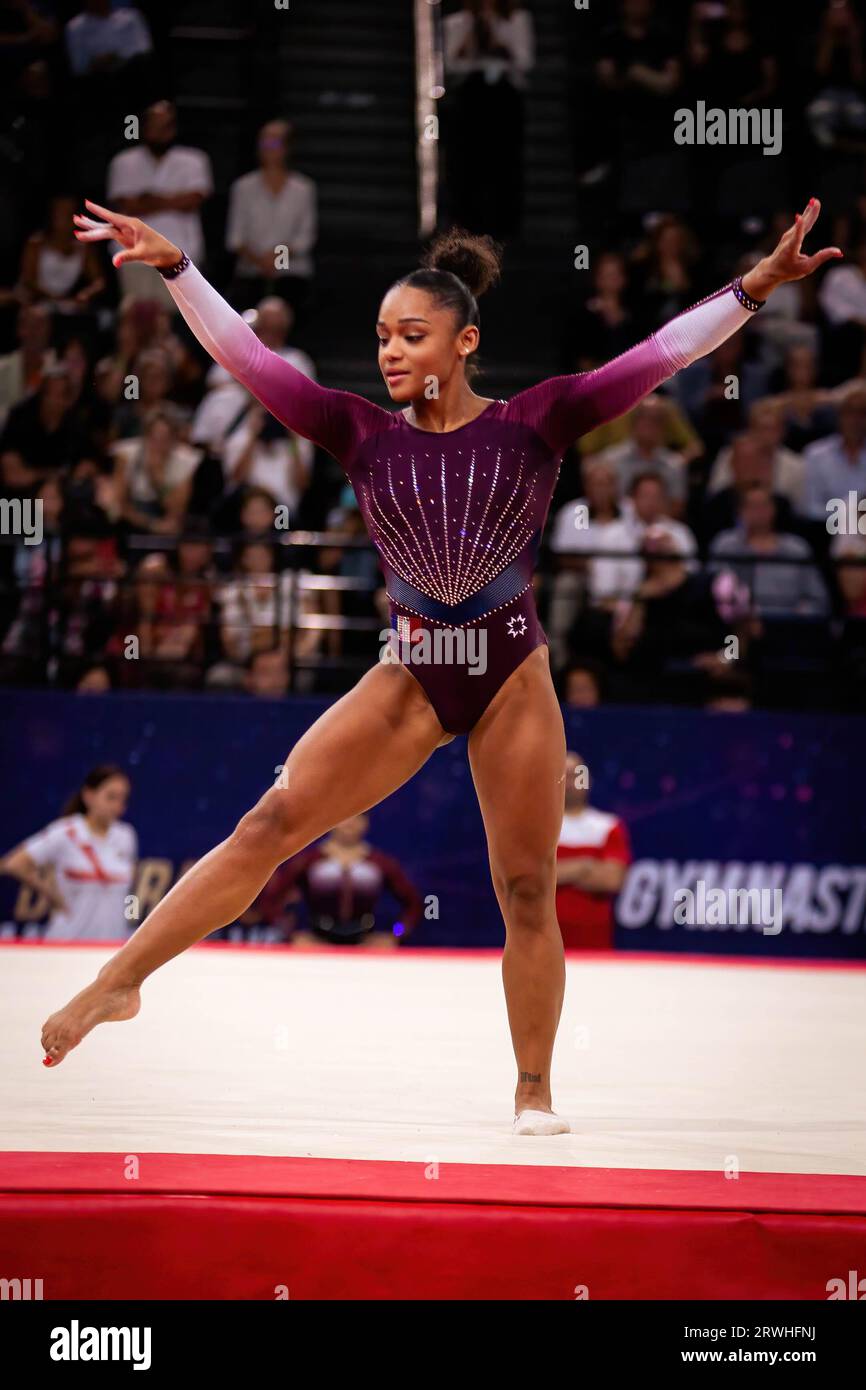 La gymnaste française MÈlanie deJesus dos Santos a participé aux finales des matchs internationaux de gymnastique artistique à l'Accor Arena. Cette année, l'édition des nouveaux internationaux de France célèbre les 150 ans d'existence de la Fédération française de gymnastique. L'événement s'est déroulé à l'Accor Arena, à Paris, et a réuni des athlètes du monde entier dans différentes catégories de gymnastique artistique. Lors de la finale, le pays hôte a récolté un total de 7 médailles, ce qui en fait le pays ayant le plus de réalisations dans l'événement. Banque D'Images