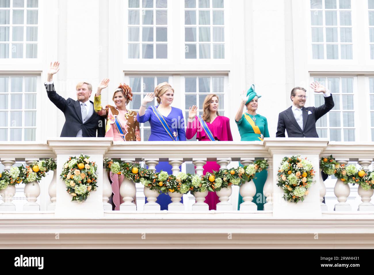 La Haye, pays-Bas. 19 septembre 2023. Le roi des pays-Bas Willem-Alexander, la reine Maxima, la princesse Amalia, la princesse Alexia, la princesse Laurentien et le prince Constantijn (de gauche à droite) font signe aux gens sur le balcon du palais Noodeinde à la Haye, aux pays-Bas, le 19 septembre 2023. Le troisième mardi de septembre est la fête du Prince aux pays-Bas. Il marque l'ouverture de la saison parlementaire néerlandaise et, ce jour-là, le monarque régnant expose les plans du gouvernement pour l'année à venir. Crédit : Sylvia Lederer/Xinhua/Alamy Live News Banque D'Images