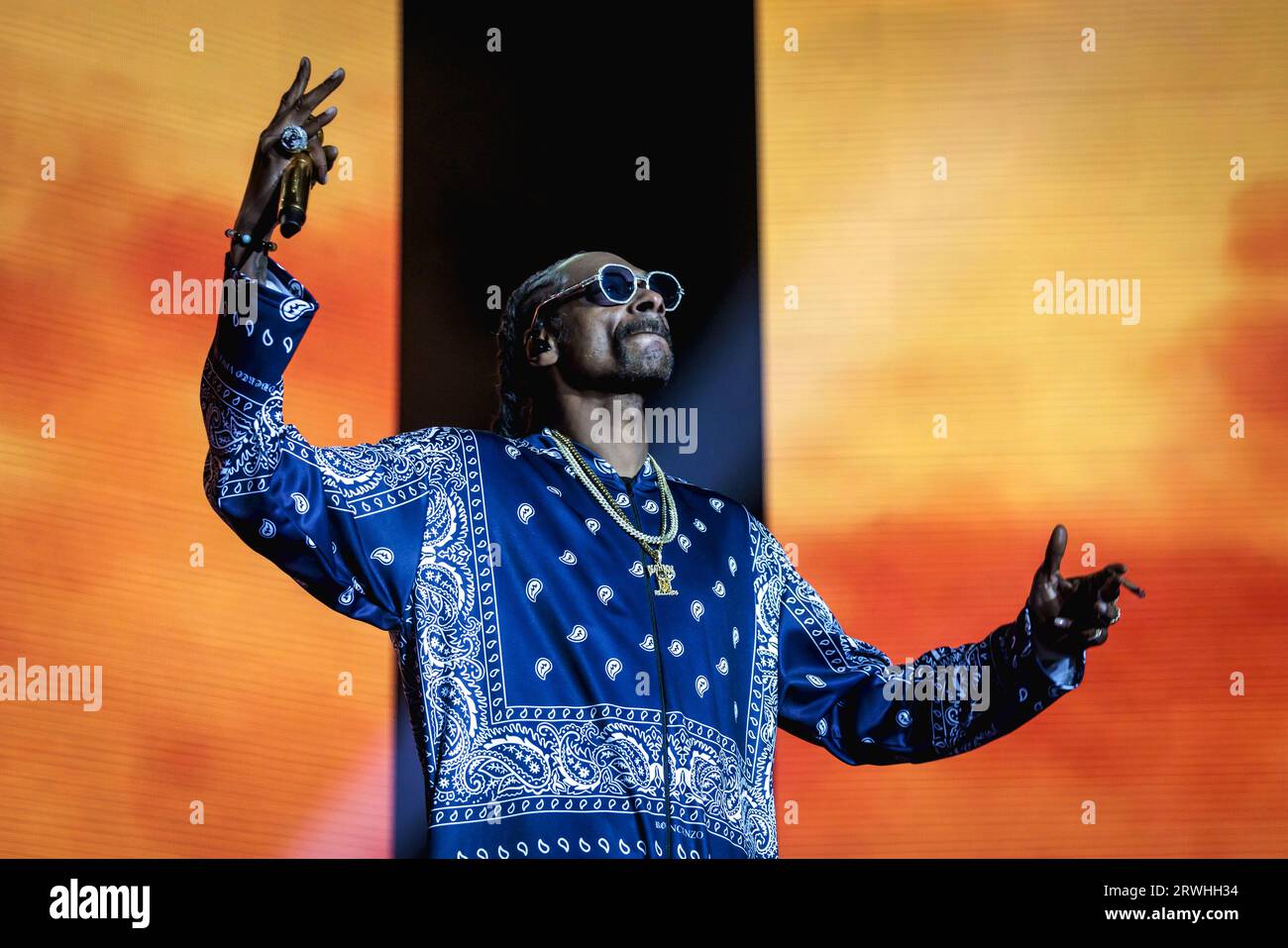 ROTTERDAM - le rappeur américain Snoop Dogg lors d'une performance à Rotterdam AHOY dans le cadre de sa tournée d'automne à travers l'Europe. ANP MARCEL KRIJGSMAN netherlands Out - belgique Out Credit : ANP/Alamy Live News Banque D'Images
