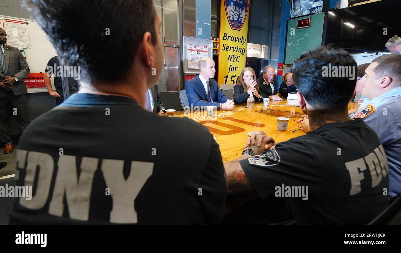 Le prince de Galles visite la caserne des pompiers de Ten House du New York Fire Department (FDNY), qui abrite Engine Company 10 et Ladder Company 10, pour mettre en lumière le travail des premiers intervenants de la ville et entendre parler de leurs expériences de travail dans la ville, lors de sa visite de deux jours à New York. Date de la photo : mardi 19 septembre 2023. Banque D'Images