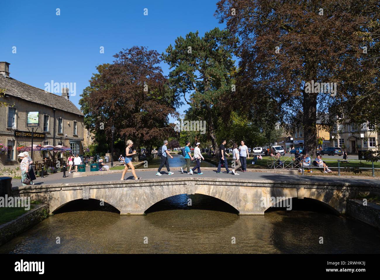 Bourton-on-the-water. Pont enjambe la rivière Windrush. Banque D'Images