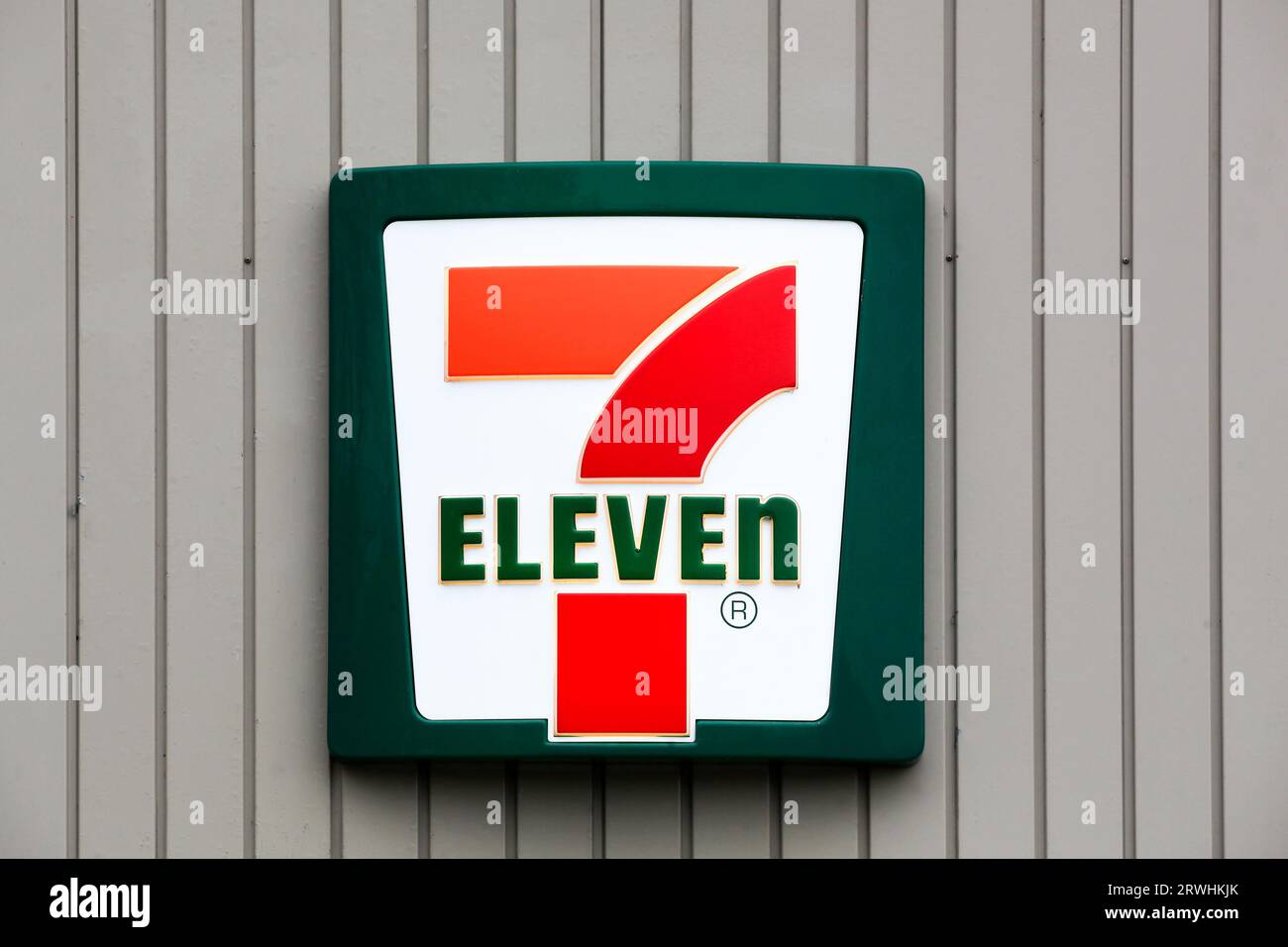 Logo 7-Eleven sur un mur. 7-Eleven est une chaîne internationale de dépanneurs qui fonctionne principalement comme une franchise Banque D'Images