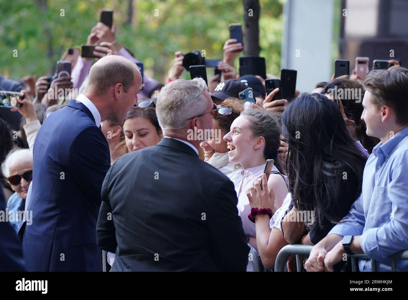 Le prince de Galles visite la caserne des pompiers de Ten House du New York Fire Department (FDNY), qui abrite Engine Company 10 et Ladder Company 10, pour mettre en lumière le travail des premiers intervenants de la ville et entendre parler de leurs expériences de travail dans la ville, lors de sa visite de deux jours à New York. Date de la photo : mardi 19 septembre 2023. Banque D'Images