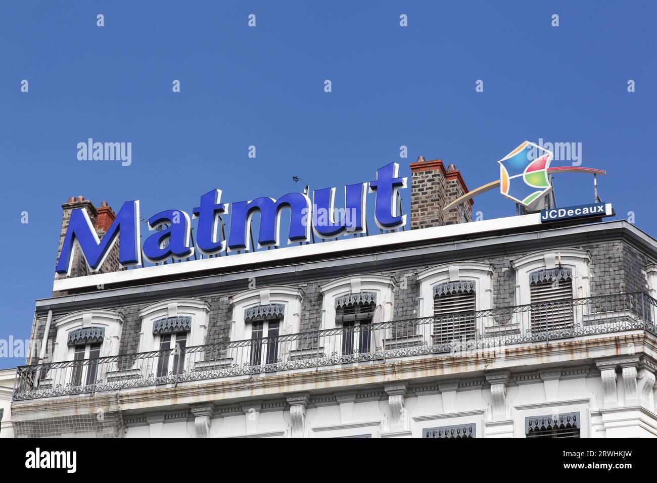 Matmut Group accompagne ses assurés tout au long de la vie. Il assure leur propriété, leur santé, leur retraite, leur épargne et leurs opérations bancaires Banque D'Images