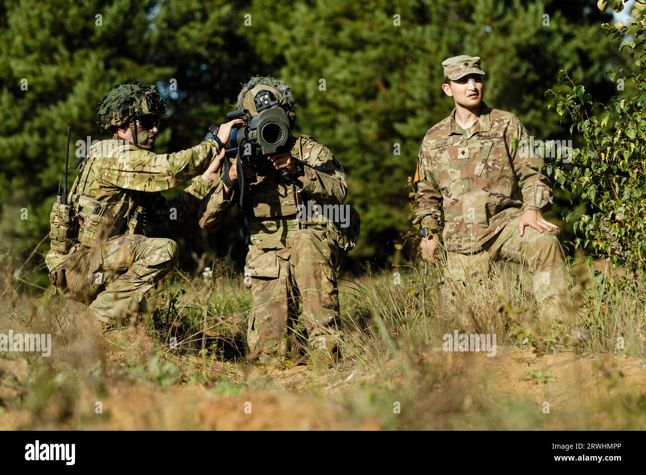 Adazi, Pologne. 16 septembre 2023. Soldats de l'armée américaine avec le 'Currahee Rouge', l'équipe de combat de la 101e Division aéroportée train avec un fusil sans recul M3 Carl Gustaf de 84 mm lors d'un exercice de force sur force avec les forces armées lettones et polonaises au Camp Adazi, le 16 septembre 2023 à Adazi, Lettonie. Crédit : SSgt. Oscar Gollaz/US Army/Alamy Live News Banque D'Images