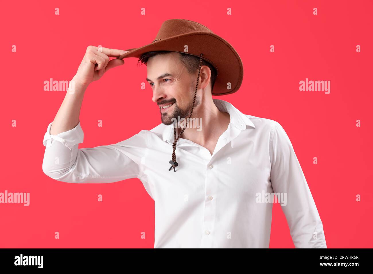 Beau cowboy sur fond rouge Banque D'Images