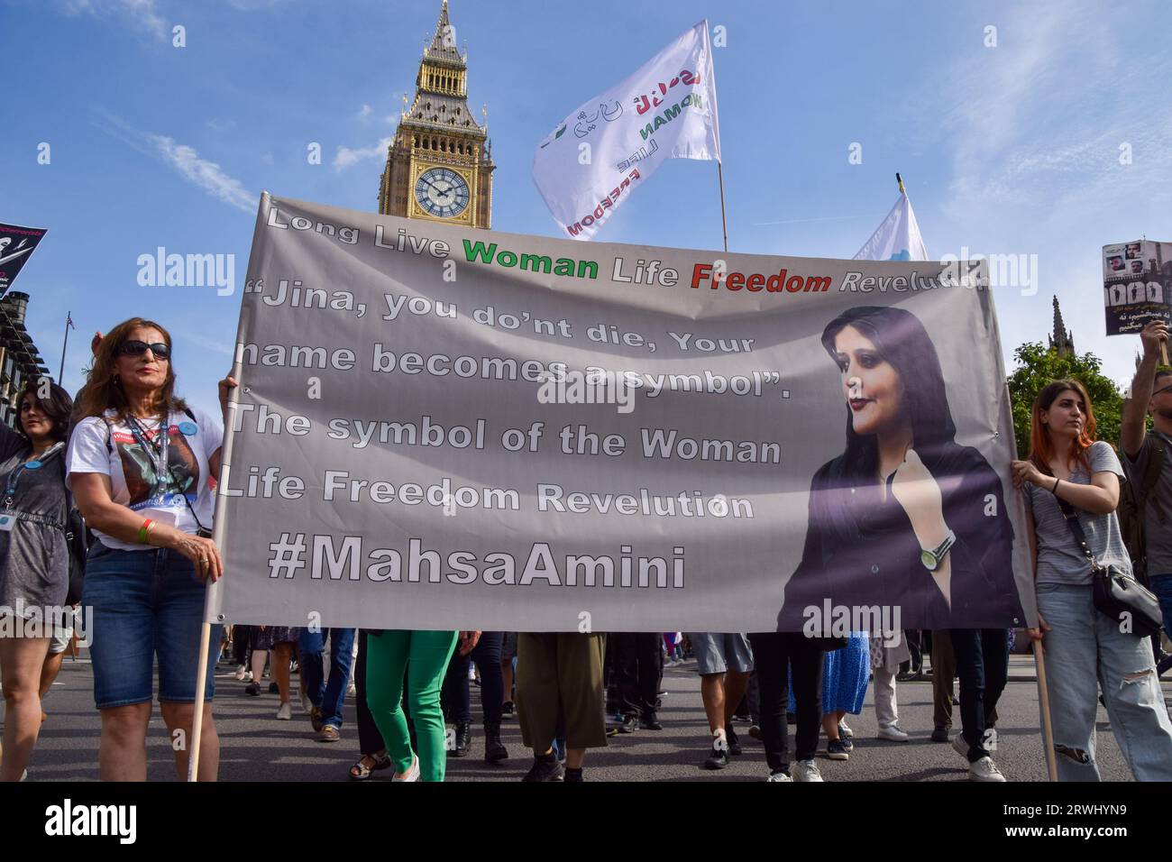 Londres, Royaume-Uni. 16 septembre 2023. Les manifestants brandissent une banderole en souvenir de Mahsa Amini pendant la marche sur la place du Parlement. Les Iraniens britanniques ont organisé plusieurs manifestations autour de Londres contre le régime iranien pour marquer l'anniversaire de la mort de Mahsa Amini, ainsi que les manifestations et la répression gouvernementale qui ont suivi en Iran. (Image de crédit : © Vuk Valcic/SOPA Images via ZUMA Press Wire) USAGE ÉDITORIAL SEULEMENT! Non destiné à UN USAGE commercial ! Banque D'Images