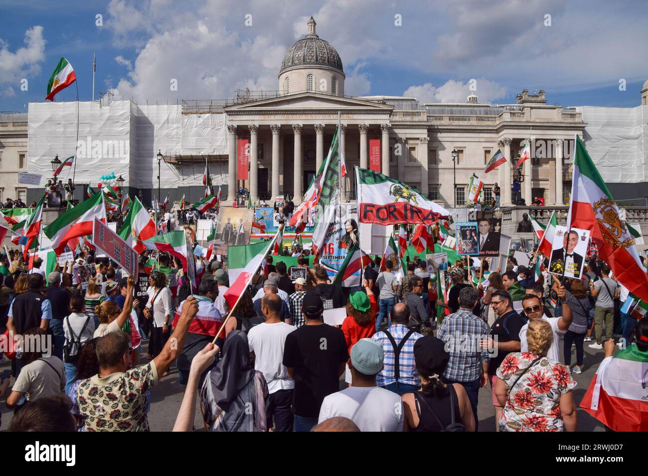 Londres, Royaume-Uni. 16 septembre 2023. Les manifestants brandissent des drapeaux iraniens pendant le rassemblement à Trafalgar Square. Les Iraniens britanniques ont organisé plusieurs manifestations autour de Londres contre le régime iranien pour marquer l'anniversaire de la mort de Mahsa Amini, ainsi que les manifestations et la répression gouvernementale qui ont suivi en Iran. (Image de crédit : © Vuk Valcic/SOPA Images via ZUMA Press Wire) USAGE ÉDITORIAL SEULEMENT! Non destiné à UN USAGE commercial ! Banque D'Images