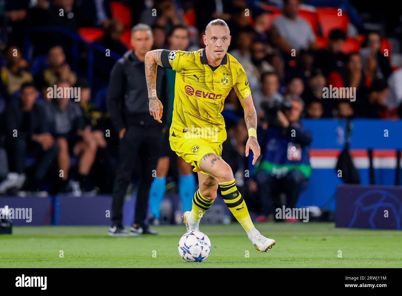 Mwolf PARIS, FRANCE - SEPTEMBRE 19 : Marius Wolf (Borussia Dortmund) contrôle ...