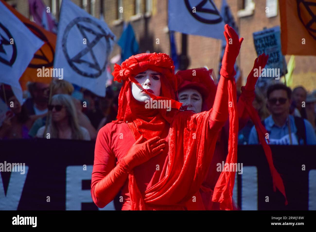 Londres, Royaume-Uni. 16 septembre 2023. Un membre de la Red Rebel Brigade vêtu d'un costume se produit lors de la manifestation à Westminster. Extinction les militants de la rébellion ont défilé à travers Westminster pour protester contre les nouveaux combustibles fossiles. Crédit : SOPA Images Limited/Alamy Live News Banque D'Images