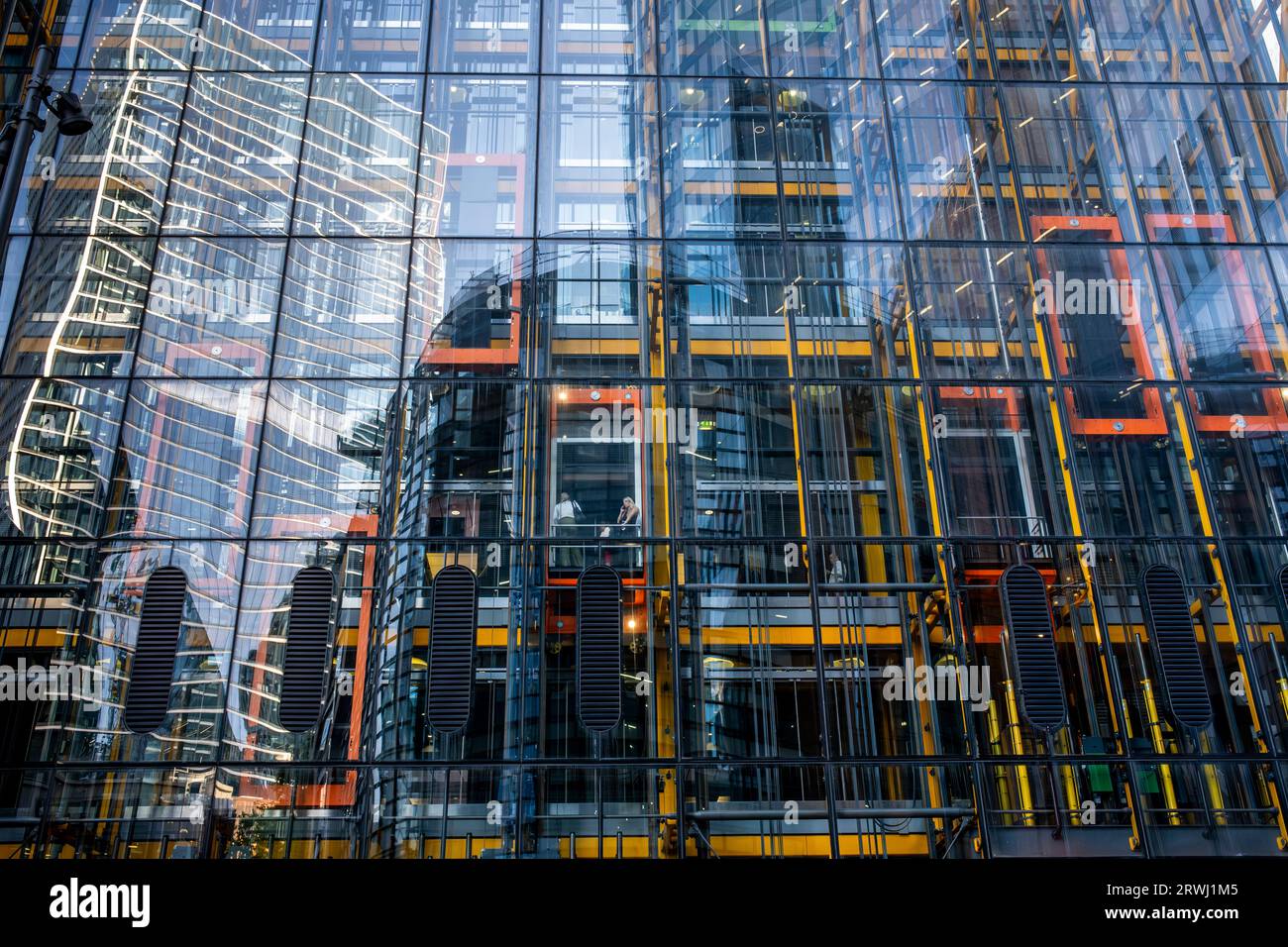 Les ascenseurs (ascenseurs) dans le bâtiment Leadenhall, 122 Leadenhall Street, City of London, Londres, Royaume-Uni. Banque D'Images