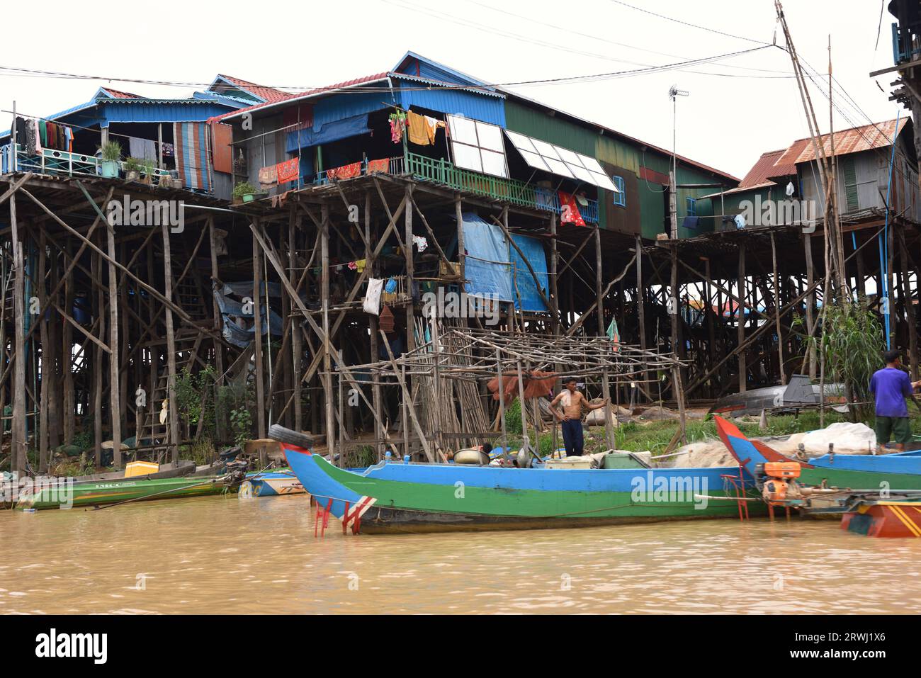 Maisons construites sur pilotis sur la rivière Tahas, Kampong Phluk, province de Siem Reap, Cambodge Banque D'Images