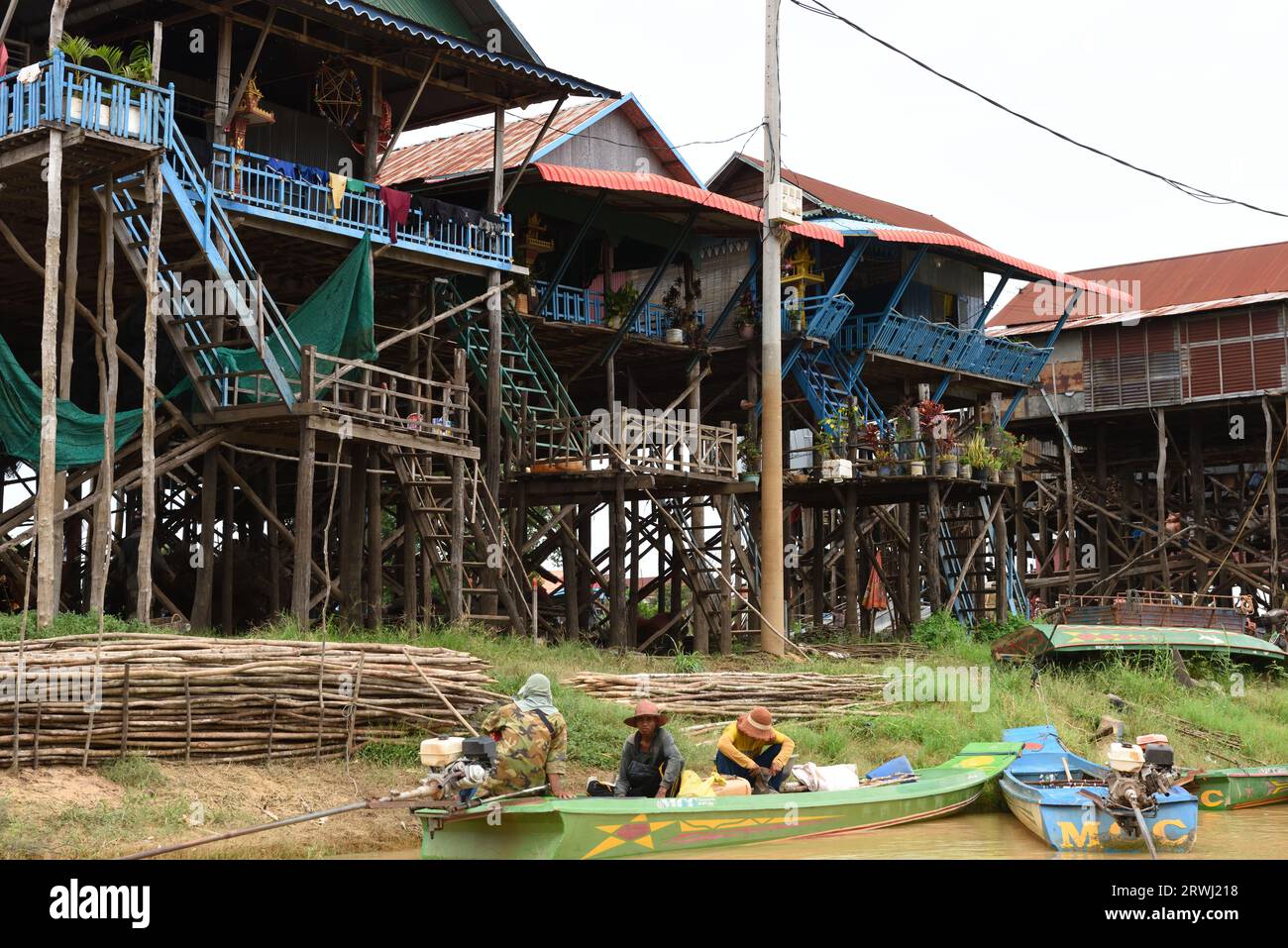 Maisons construites sur pilotis sur la rivière Tahas, Kampong Phluk, province de Siem Reap, Cambodge Banque D'Images