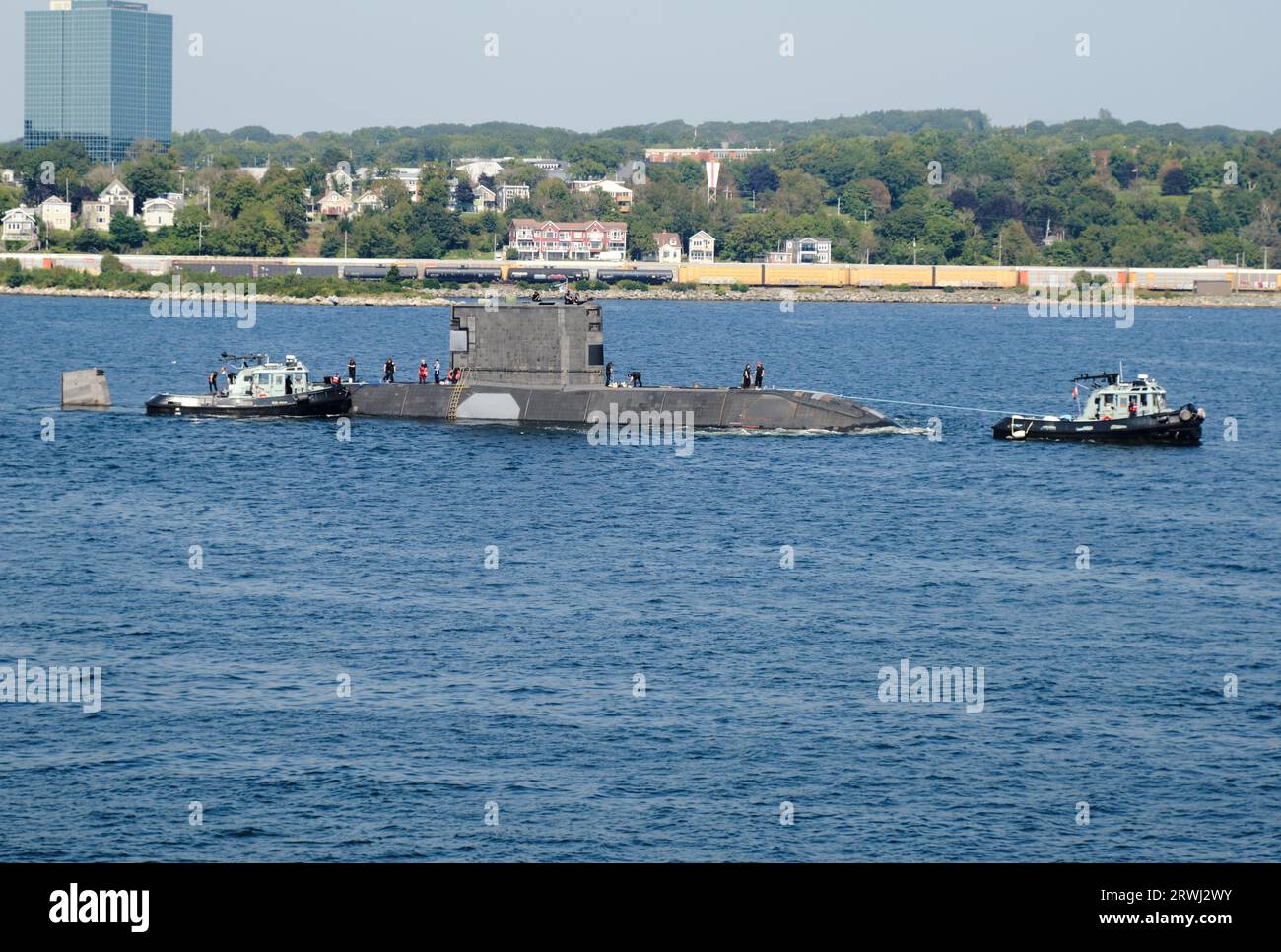 Le NCSM Windsor, quittant la base navale de Halifax avec l'équipage qui l'observe pendant qu'il est tiré dessus Banque D'Images