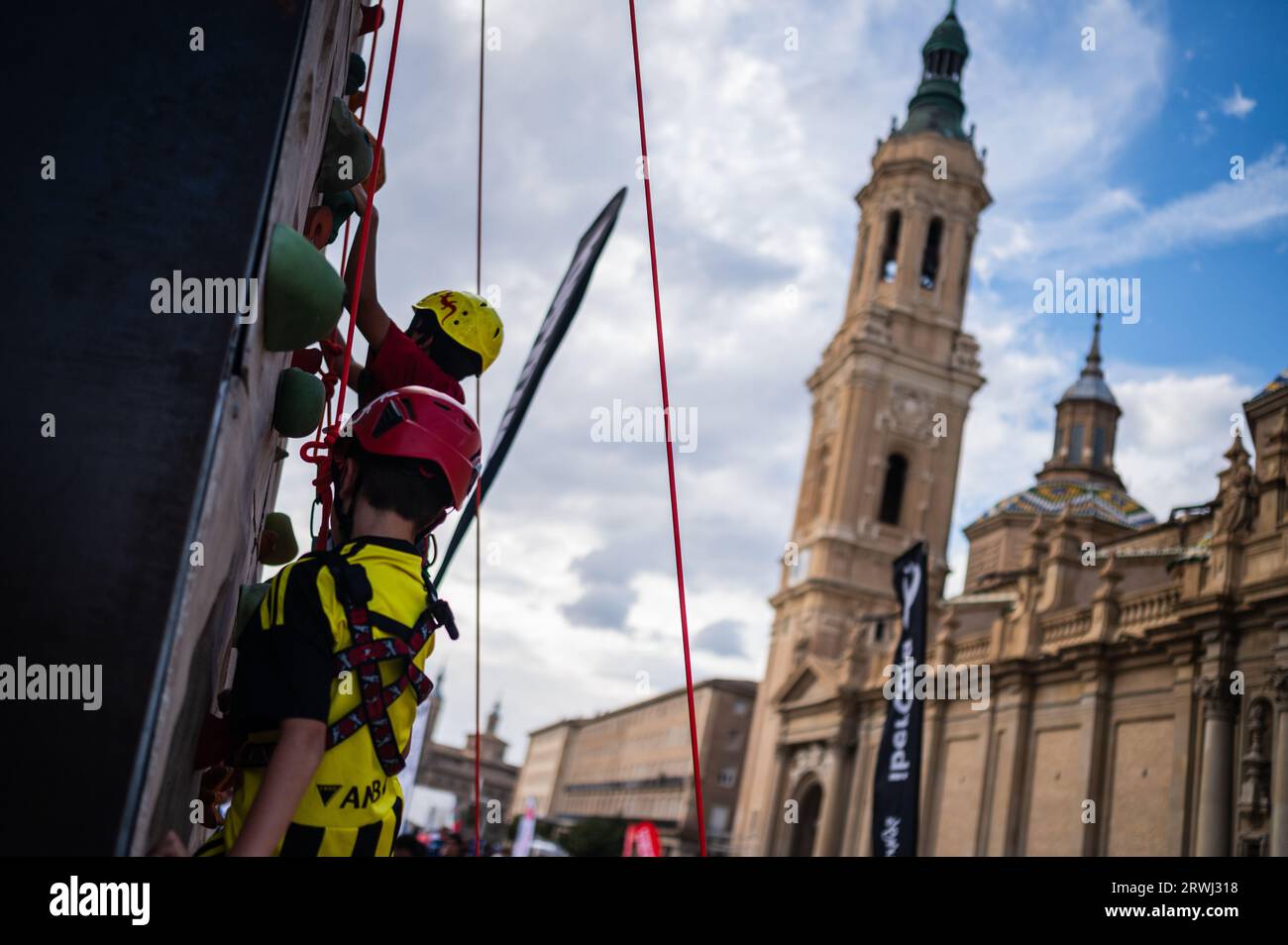 Enfants essayant l'escalade pendant l'événement de rue multisports de la Journée des sports à Plaza del Pilar, Saragosse, Espagne Banque D'Images