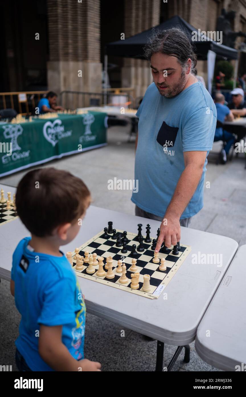 Enfants jouant aux échecs pendant la Journée des sports événement de rue multi-sports à Plaza del Pilar, Saragosse, Espagne Banque D'Images
