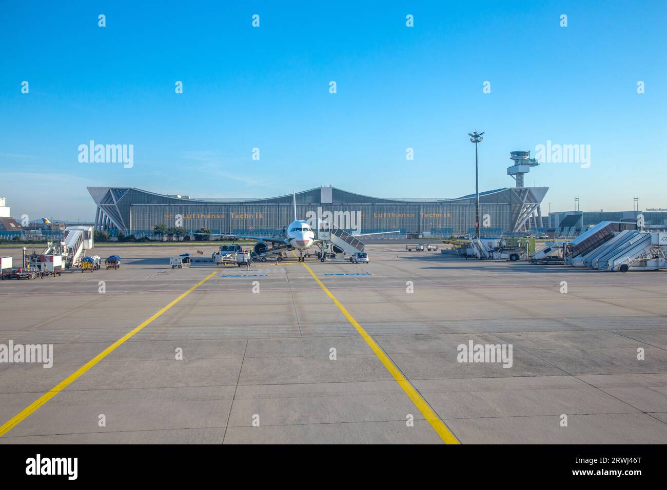 Francfort, Allemagne - 17 juillet 2014 : salle de maintenance et d'assemblage Lufthansa technik à l'aéroport interantional de Francfort. Banque D'Images