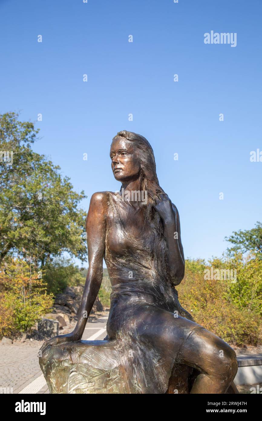 St. Goarshausen, Allemagne - 10 septembre 2023 : la nouvelle statue de Loreley créée par l'artiste Valérie Otte sur le plateau de lorelei au Rhin. Banque D'Images